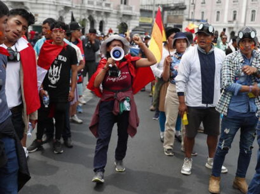 Mijëra protestues në Peru përplasen me policinë