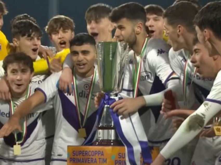 Futbollisti shqiptar ngre trofe me Fiorentinën në Itali