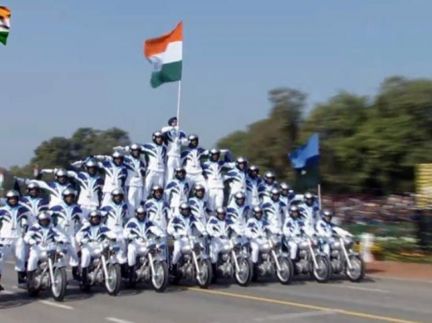 India shfaq forcën ushtarake dhe atë ‘akrobatike’ në paradën e Ditës së Republikës 