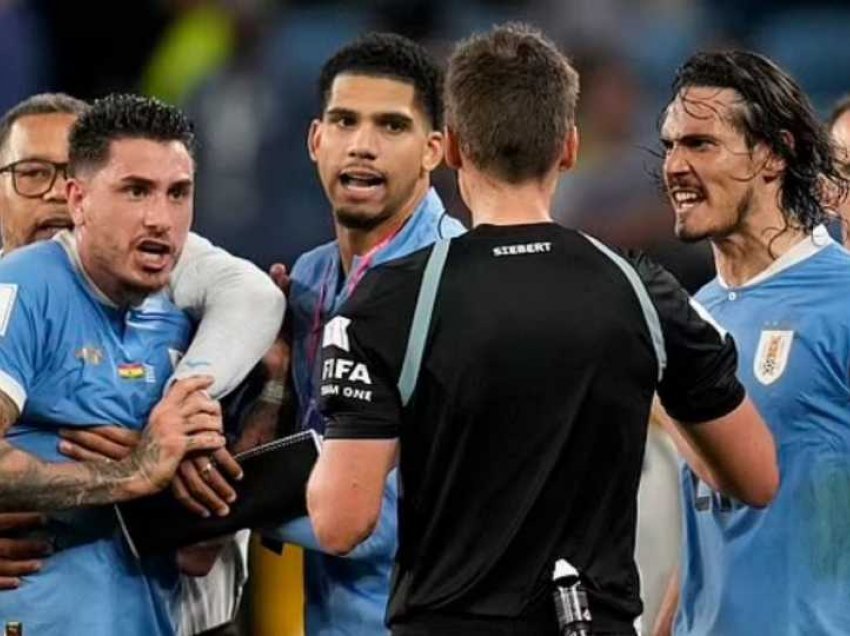 FIFA pezullon katër lojtarë të Uruguait