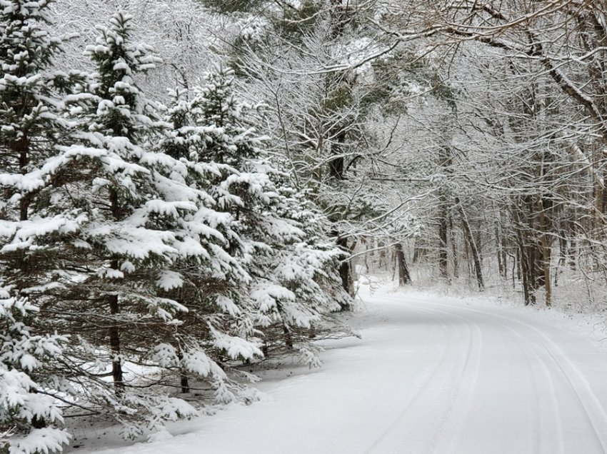 Fundjavë tipike dimri/ Meteorologia: Dëborë në të gjithë shtrirjen lindore dhe juglindore, pritet ulje e ndjeshme temperaturash