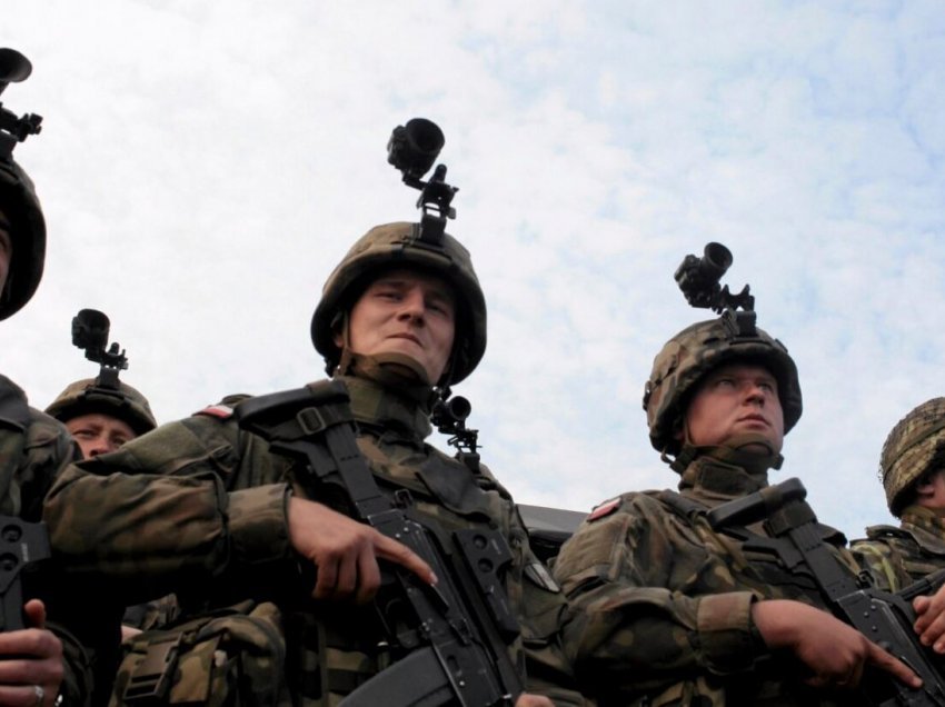 Polonia rekruton numër “rekord” të ushtarëve pas pushtimit rus të Ukrainës