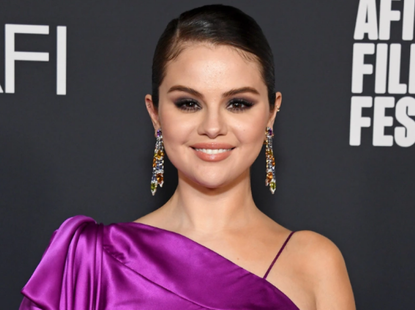 Selena Gomez zbulon se duart e saj dridhen si efekt anësor i sëmundjes së lupusit