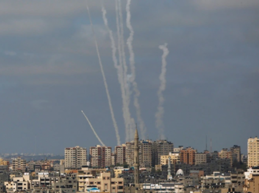 Izraeli shton masat pas sulmeve/ Qeveria lehtëson marrjen e armëve të lehta për qytetarët