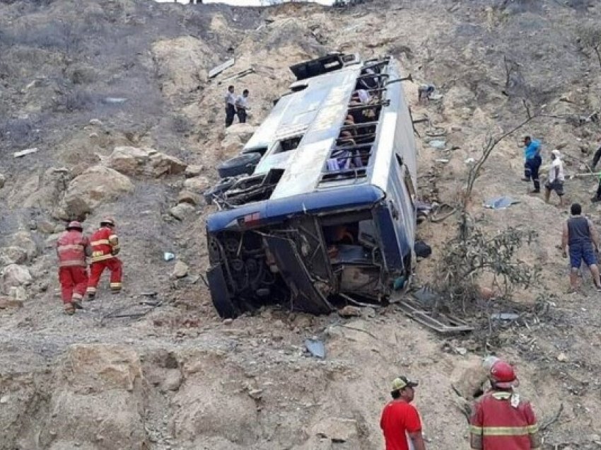 Peru, autobusi bie në humnerë, të paktën 25 të vdekur