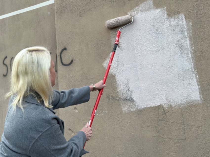 Punonjësit e ambasadës amerikane në Shkup pastrojnë grafitet antisemite