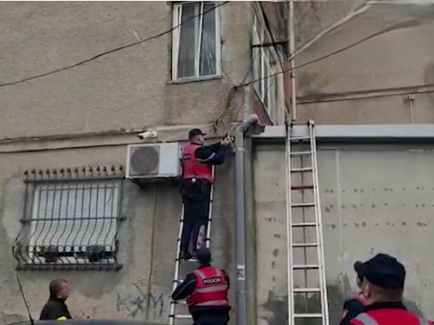 ‘Fije’ edhe në Vlorë, çmontohen 4 kamera sigurie/ Dyshohet se i përkasin krimit të organizuar