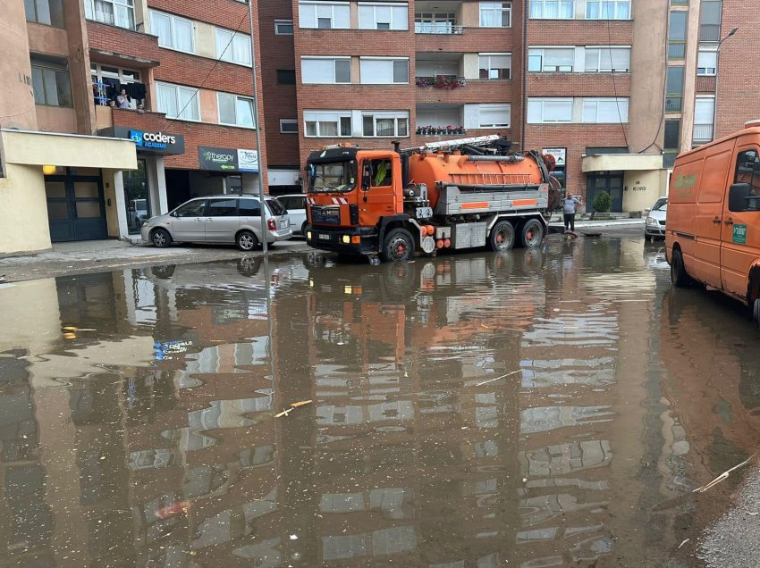 Prishtina Parking po intervenon në tërheqjen e ujërave nga hapësira e lagjes që menaxhojnë në Prishtinë