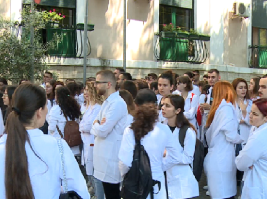 Studentët lajmërojnë protestë/ Kundërshtojnë detyrimin për të punuar në Shqipëri