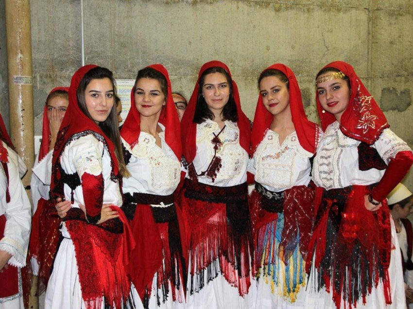 Në  të gjitha komunat e Gjenevës, përfundimi i vitit shkollor shënohet me ceremoni të shumta kulturore dhe artistike