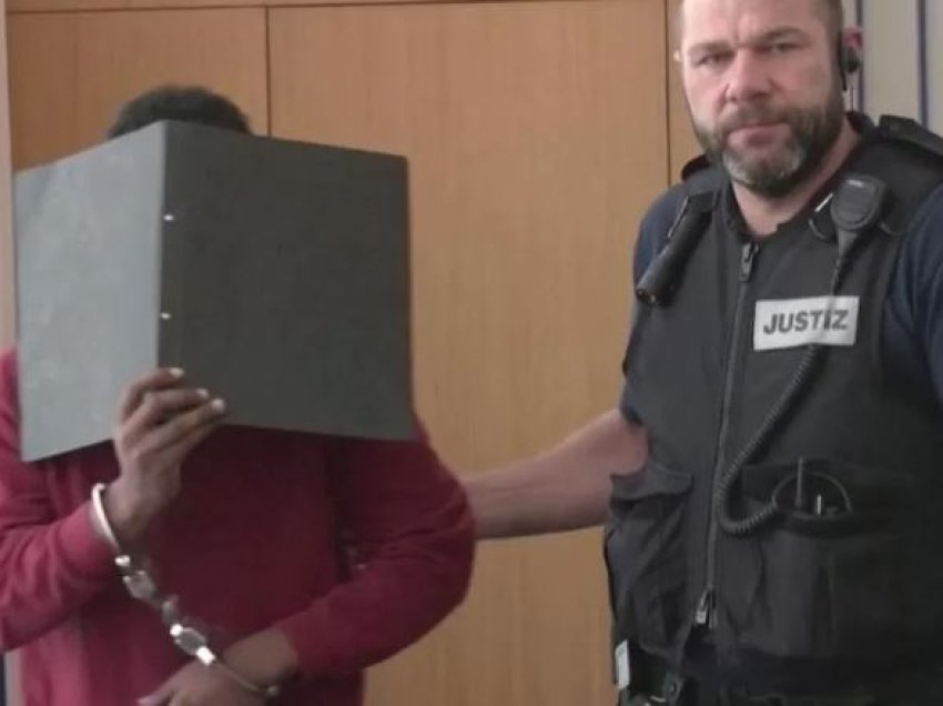 27-vjeçari dënohet me burgim të përjetshëm në Gjermani pasi theri me thikë dy adoleshente