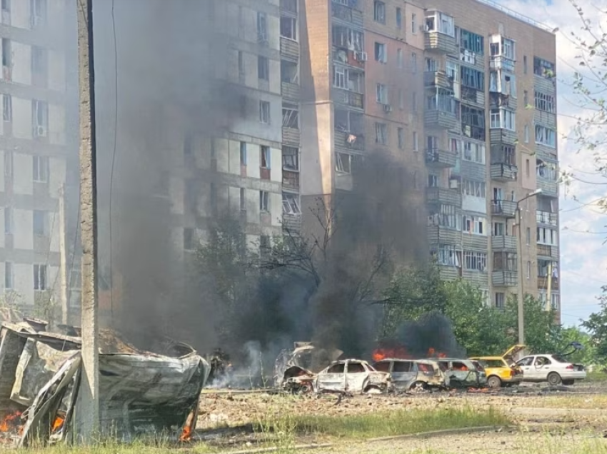 Rusia sulmon një qytet në Harkiv të Ukrainës, plagosen 31 persona