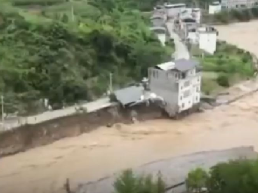 Përmbytjet në Kinë: Vdesin 15 persona, zhduken katër 