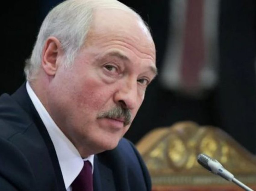 Çfarë ndodhi? Lukashenko ‘përplaset’ keq me gazetarin dhe lë intervistën në mes