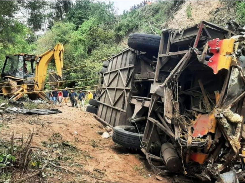 Autobusi bie nga shkëmbi në Meksikë, të paktën 29 të vdekur