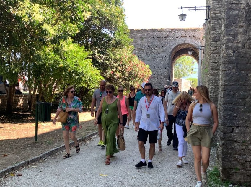 60 mijë turistë në 6 muaj, vizitorët e huaj tërhiqen nga historia e Kalasë së Gjirokastrës