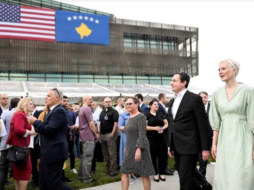 Çka nuk u pa nga festa në Ambasadën Amerikane? Publikohen fotografitë e kryeministrit Kurti