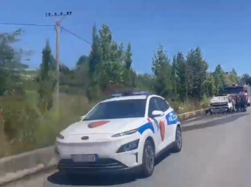 Makina merr flakë në lëvizje e sipër afër rrethrrotullimit të Saukut në Tiranë
