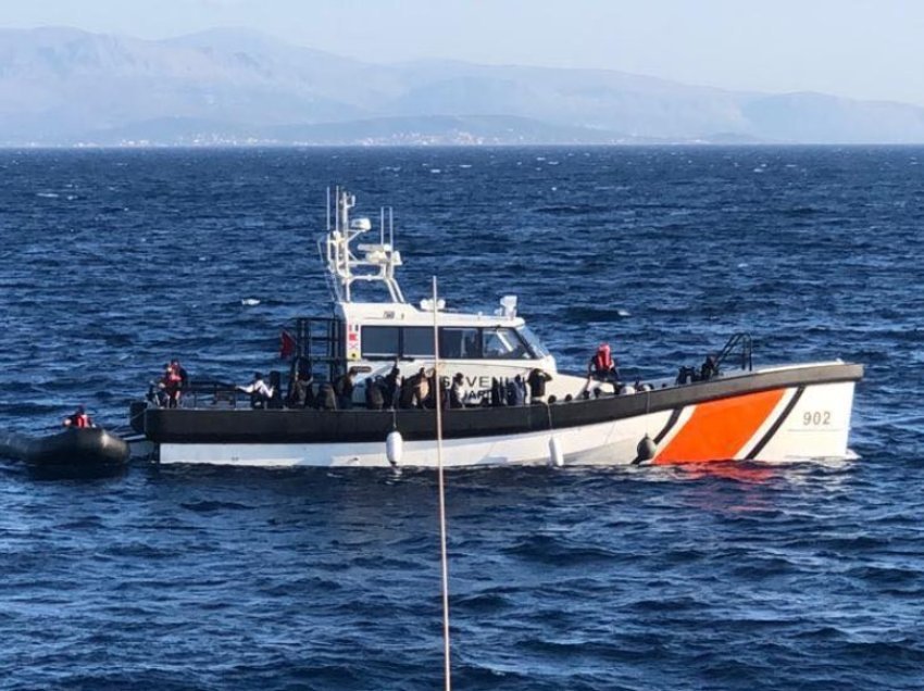Anija shqiptare ‘Butrinti’ ndihmon në shpëtimin e 55 emigrantëve në detin Egje