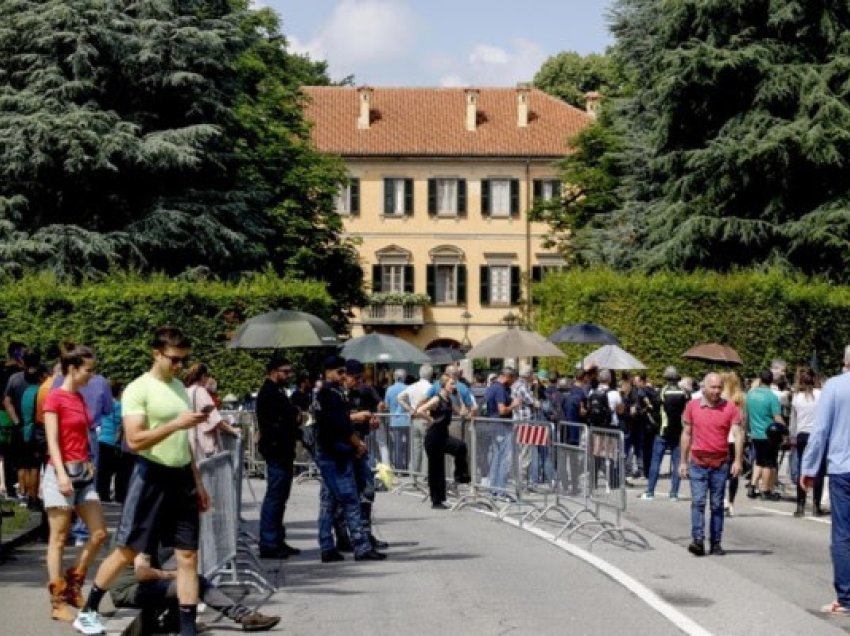 ​Mbahet meshë private në rezidencën e Berlusconit një muaj pas vdekjes së tij