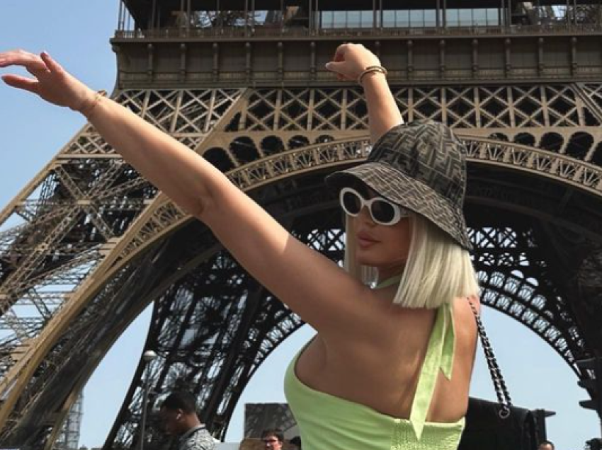 Kejvina Kthella merr vëmendje me pozat atraktive nga Parisi