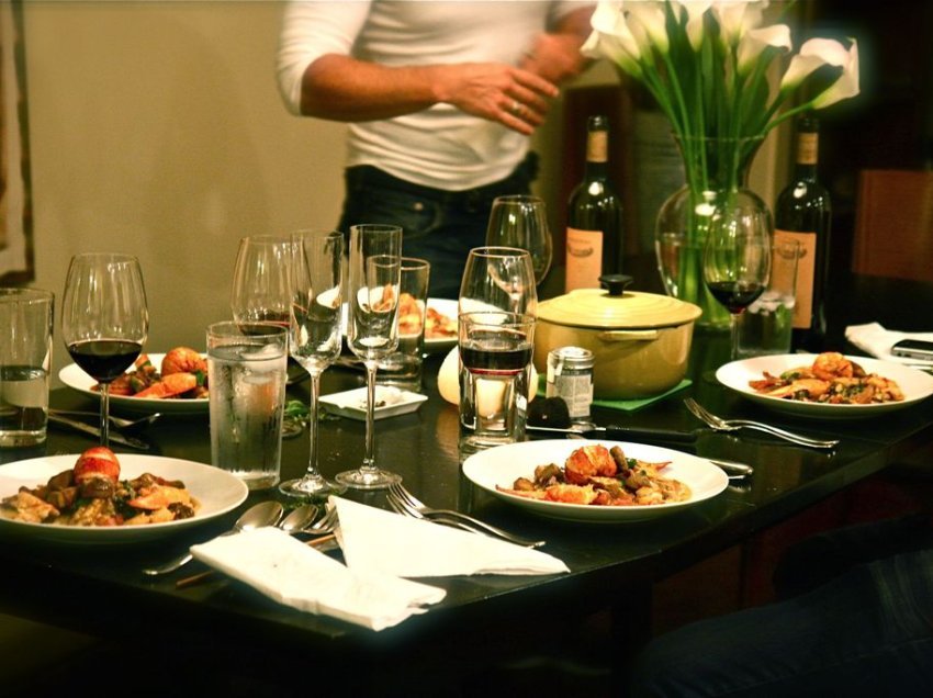 4 gjëra që vënë re miqtë tuaj kur i ftoni për darkë