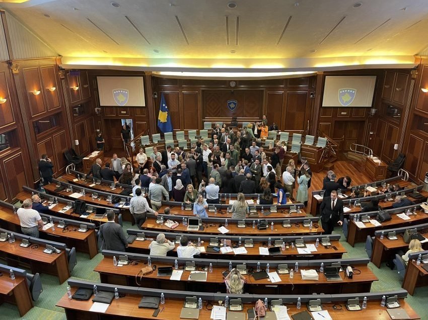 Kuvendi i Kosovës ‘arenë’ përleshjesh fizike – kush ishte fajtori për ato skena të shëmtuara dhune?