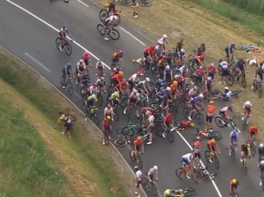 Përplasje masive në “Tour de France”, rreth 30 çiklistë të lënduar