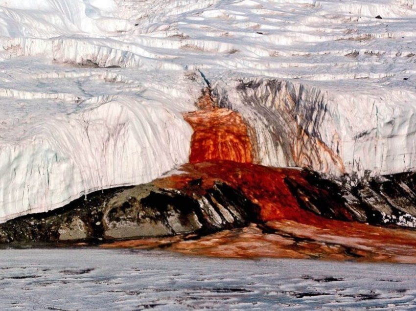 Misteri i akullnajës në Antarktik që “rrjedh gjak” më në fund është zgjidhur