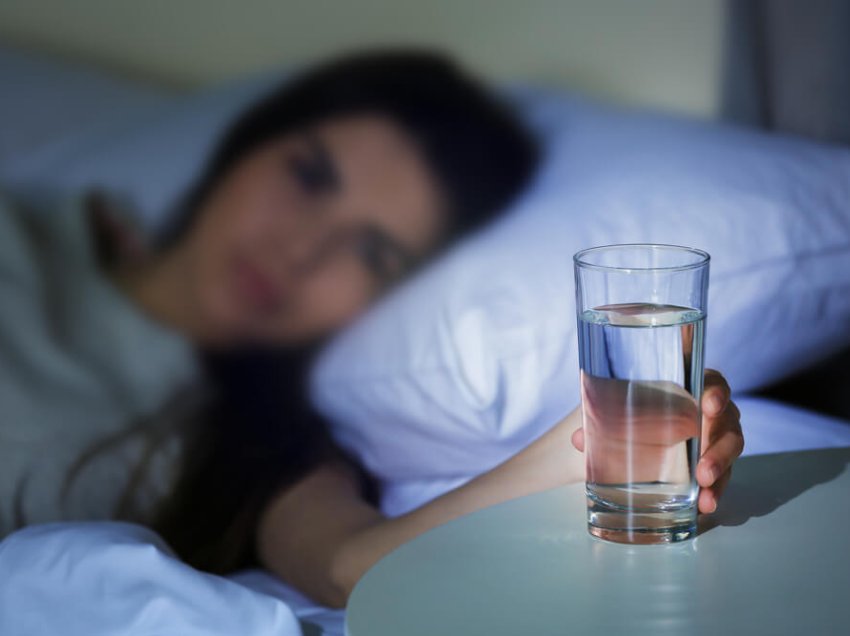 Pse duhet pirë një gotë ujë para gjumit