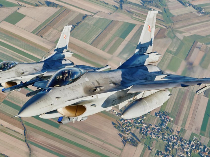 Ukrainë: Grupi i parë i pilotëve ukrainas i gatshëm për të manovrua me avionët F-16!