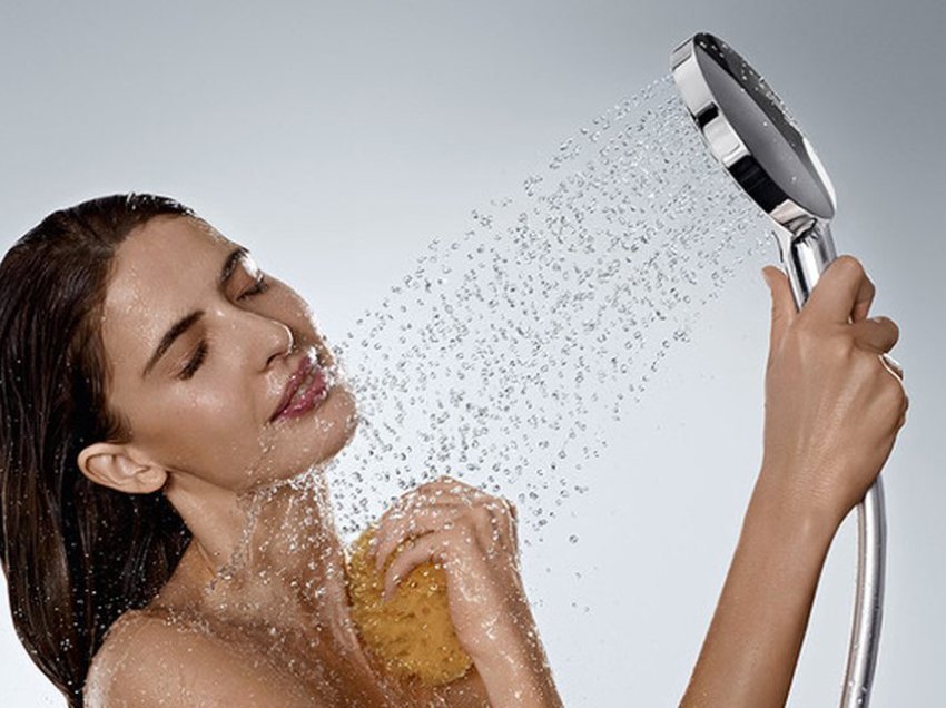Gabimet e zakonshme që bëni gjatë dushit – Dëmet që shkaktojnë