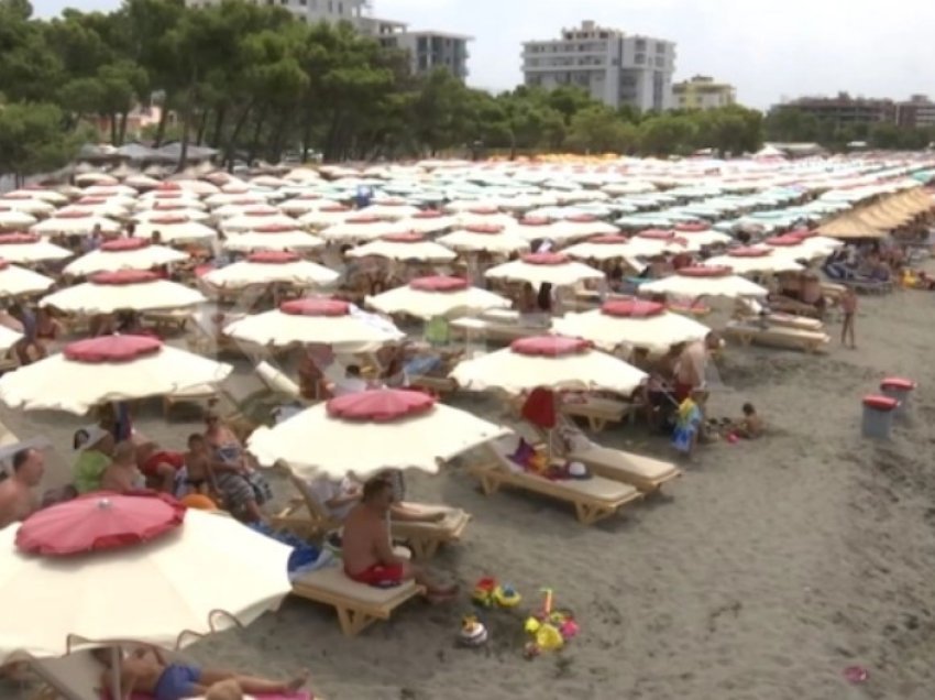 Sa kushtojnë çadrat dhe shtretërit në plazhet e Shqipërisë?