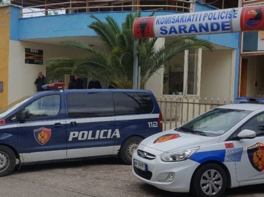 Tre vëllezër dhunojnë me grushte policin e kufirit në Sarandë