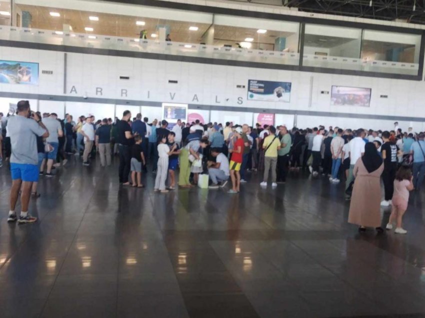 Turma qytetarësh në Aeroportin e Shkupit, presin ardhjen e mërgimtarëve