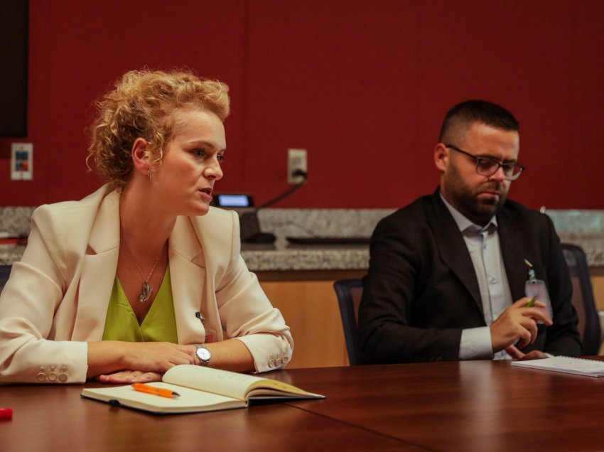 Kusari dhe Rexha në Ambasadën Amerikane, diskutojnë për sfidat e mediave dhe gazetarëve në Kosovë