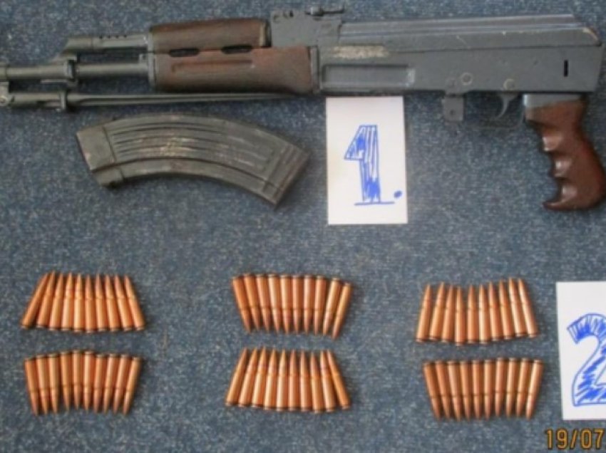 Arrestohet 25-vjeçari në Gjakovë, i konfiskohet një AK47 dhe 60 fishekë