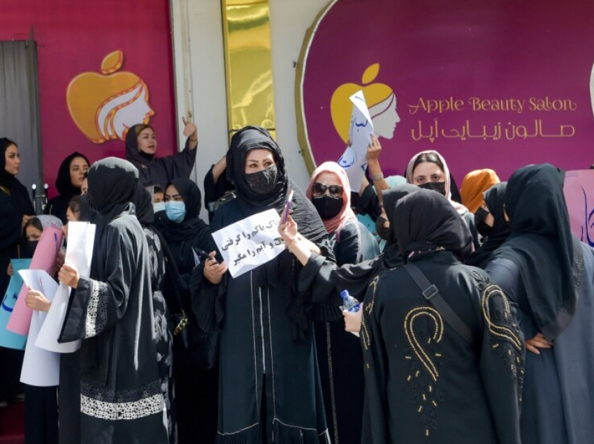 Gratë afgane protestojnë kundër mbylljes së salloneve të bukurisë