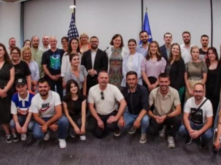 Ambasada e SHBA-së pret në takim gazetarët e kameramanët që raportuan nga veriu