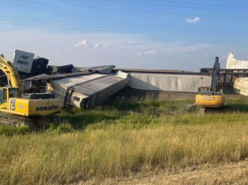 Treni i mallrave del nga binarët në Montana, shkatërrohen plotësisht 25 vetura
