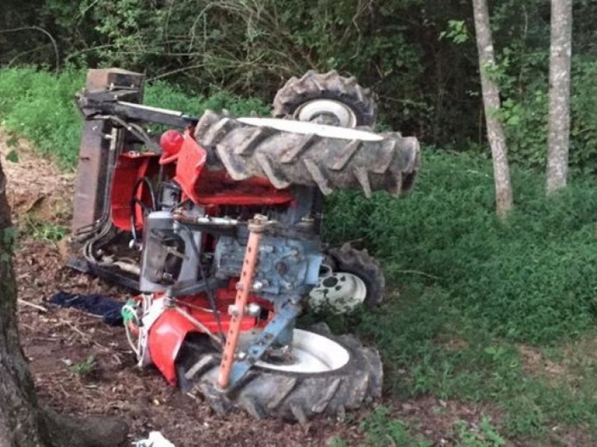 Vdes një burrë nga Ferizaj, rrokulliset me traktorin e ngarkuar me dru