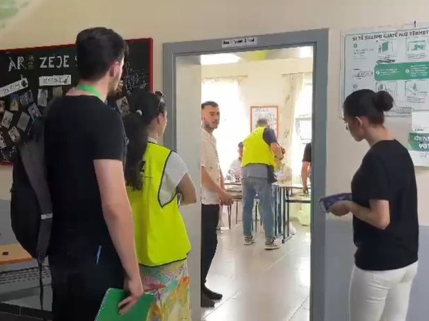 Ndërpritet për pak minuta votimi në Rrogozhinë, ja çfarë problematike pati në qendrën e votimit, ndërhyn menjëherë KQZ