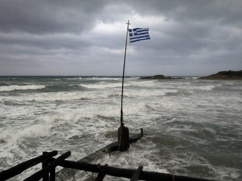Shembet një pjesë ure, të paktën një viktimë e 4 të lënduar në Greqi