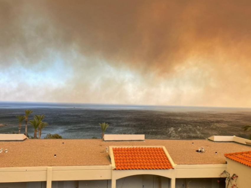 “Deti kishte filluar të zihej, qielli u bë ngjyrë portokalli”, turisti britanik rrëfen për zjarret në Rodos