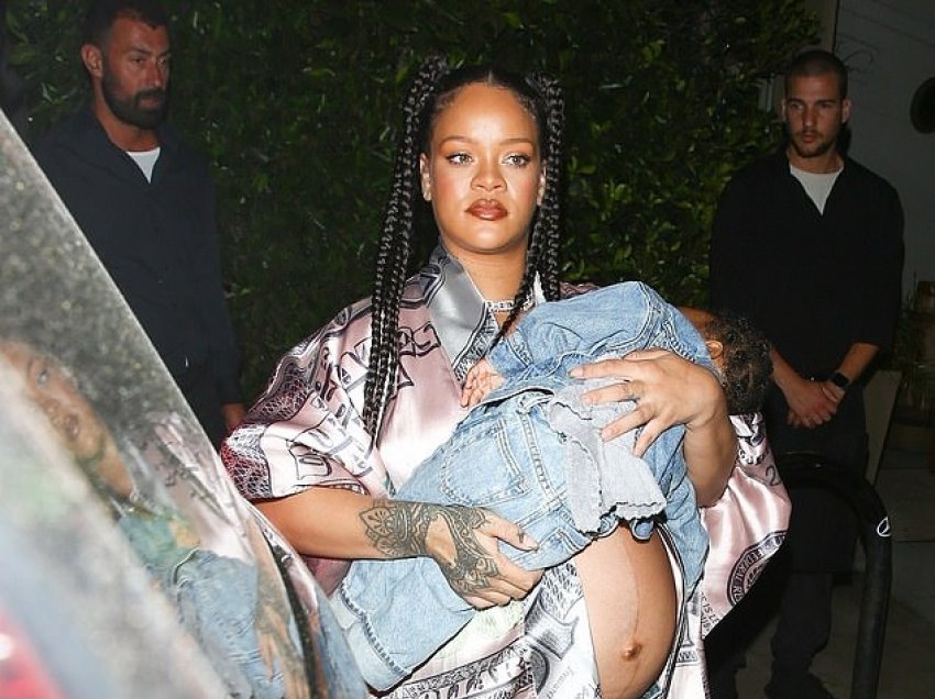 Një nënë me stil si Rihanna, ylli fotografohet duke mbërritur në restorant me djalin e saj në krahë