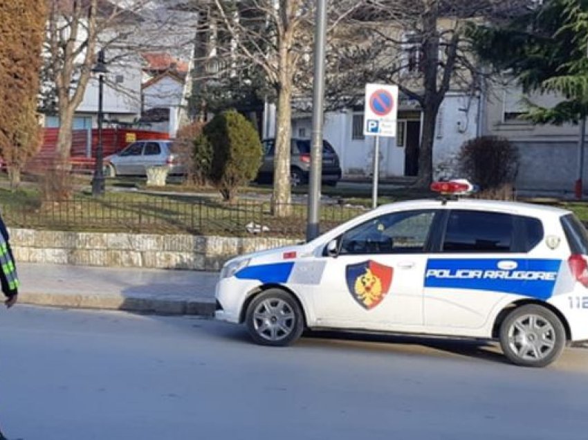 Përplasi një makinë të parkuar dhe plagosi një këmbësor, arrestohet shoferi 38-vjeçar në Korçë