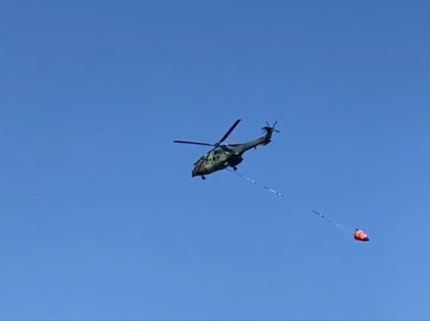 Helikopterë kundër zjarreve në Fier/ Betejë nga ajri dhe toka për shuarjen e flakëve në pyje 