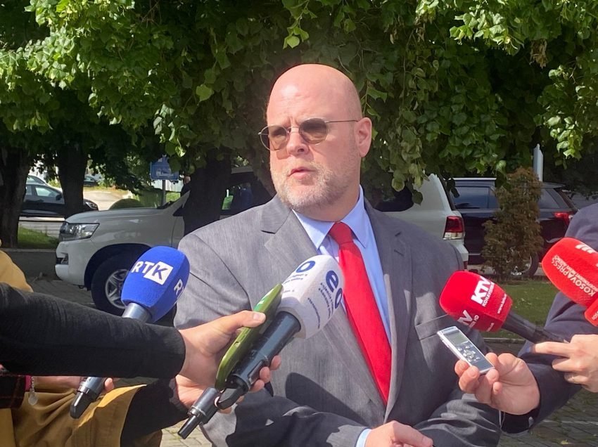 Ambasadori Hovenier deklarohet për kërcënimet ndaj policëve në veri të Kosovës