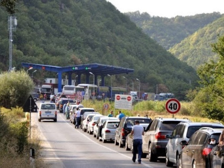 Deri në dy orë pritje për të hyrë në Kosovë nga Dheu i Bardhë