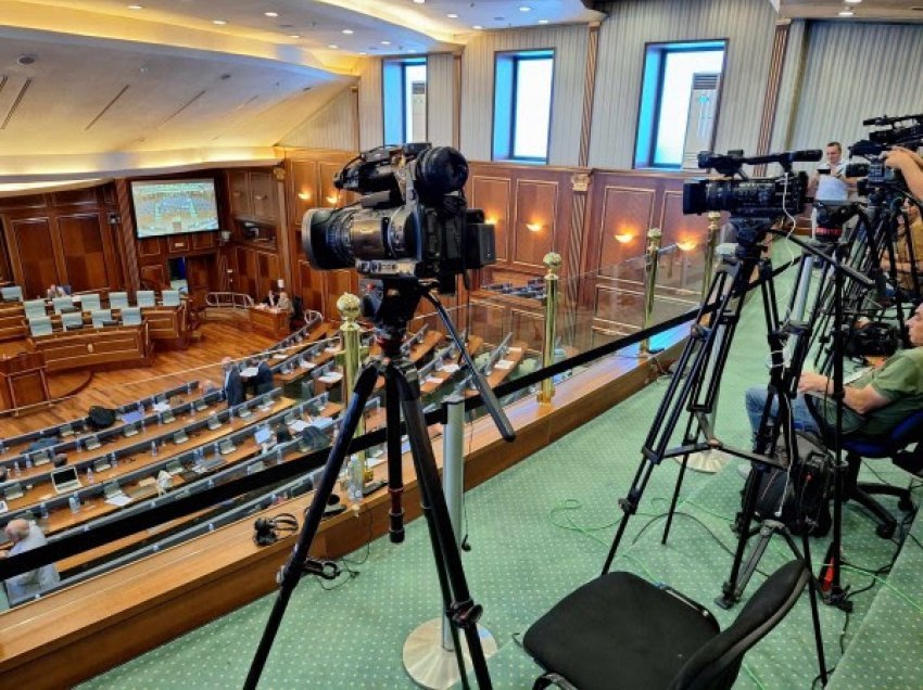Mediat bojkotojnë seancën e Kuvendit, pasi iu kufizua hapësira